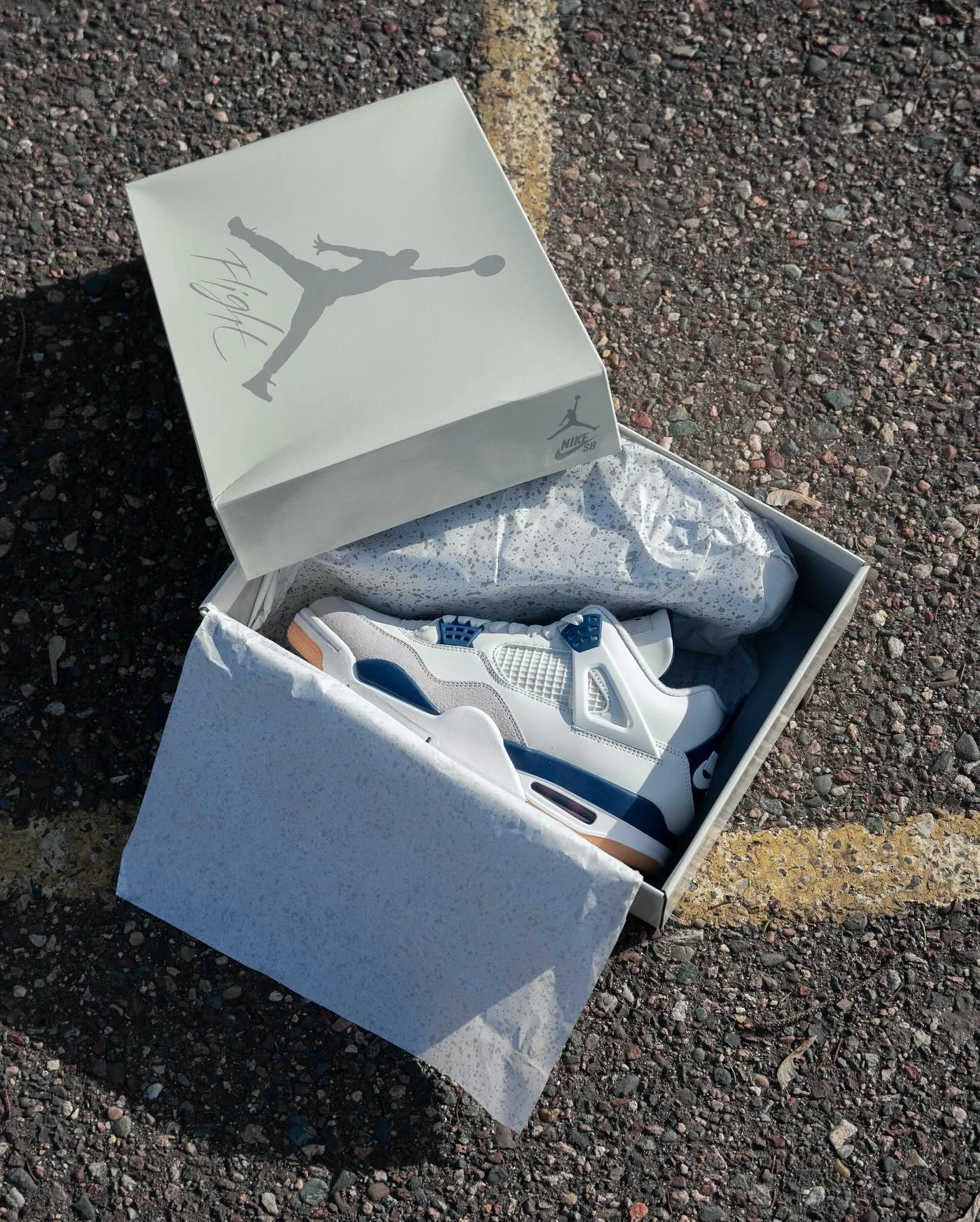 Air Jordan 4 Navy SB box open