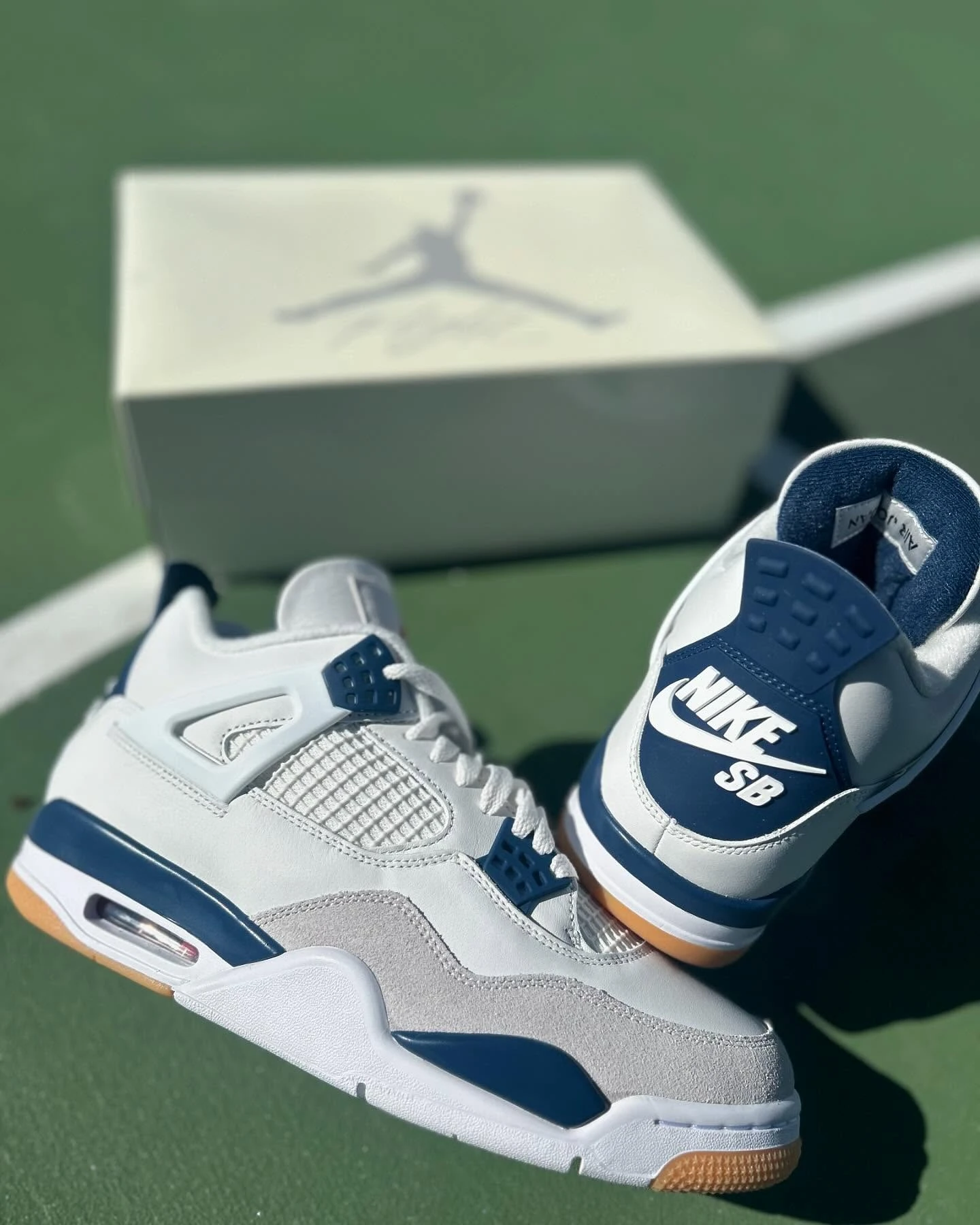 Air Jordan 4 Navy SB green background