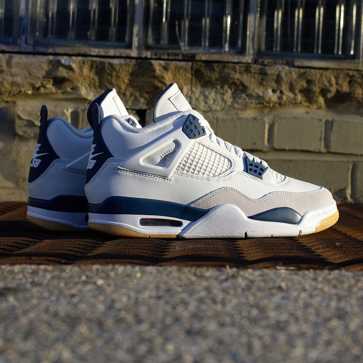 Air Jordan 4 Navy SB side