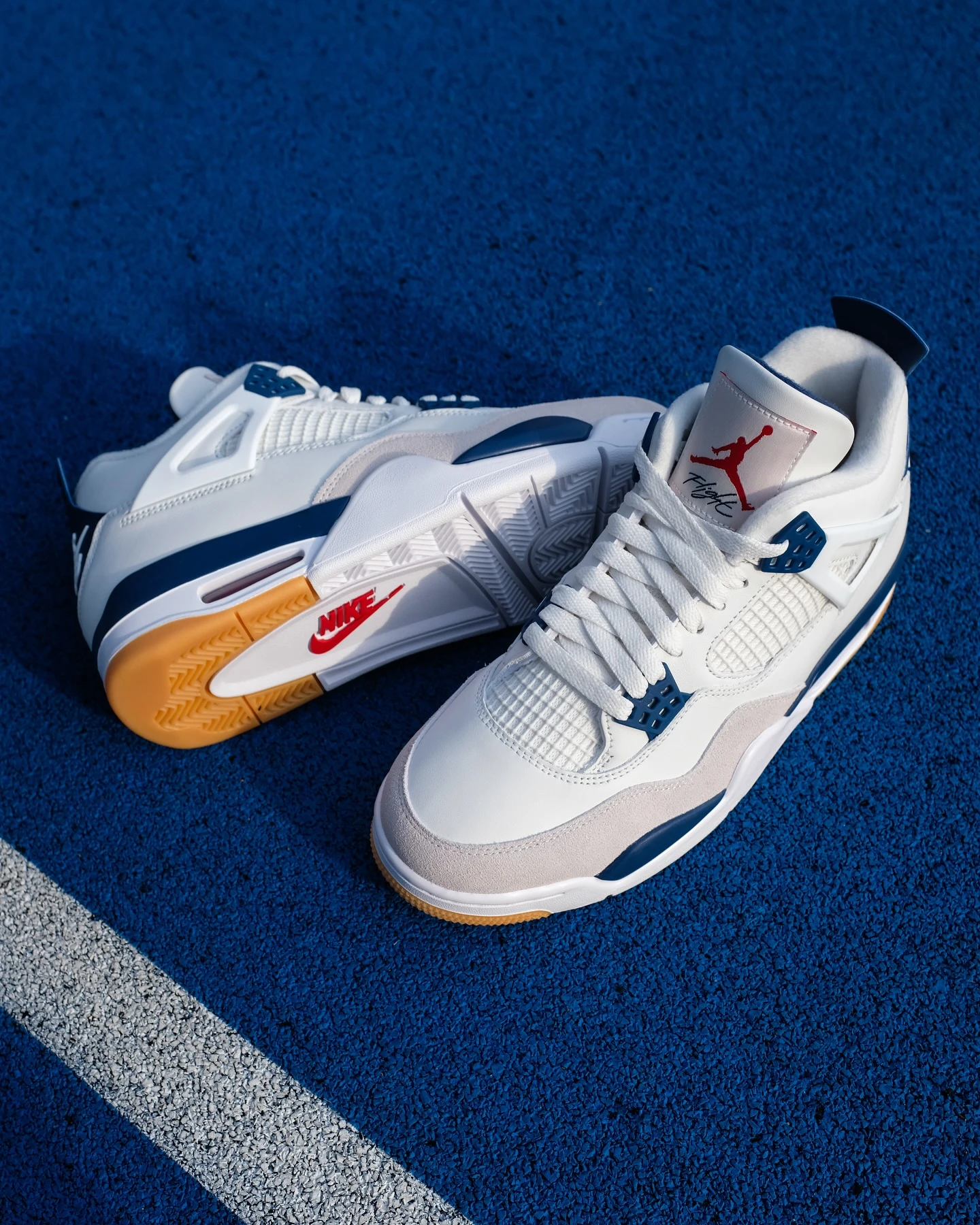 Air Jordan 4 Navy SB tennis background