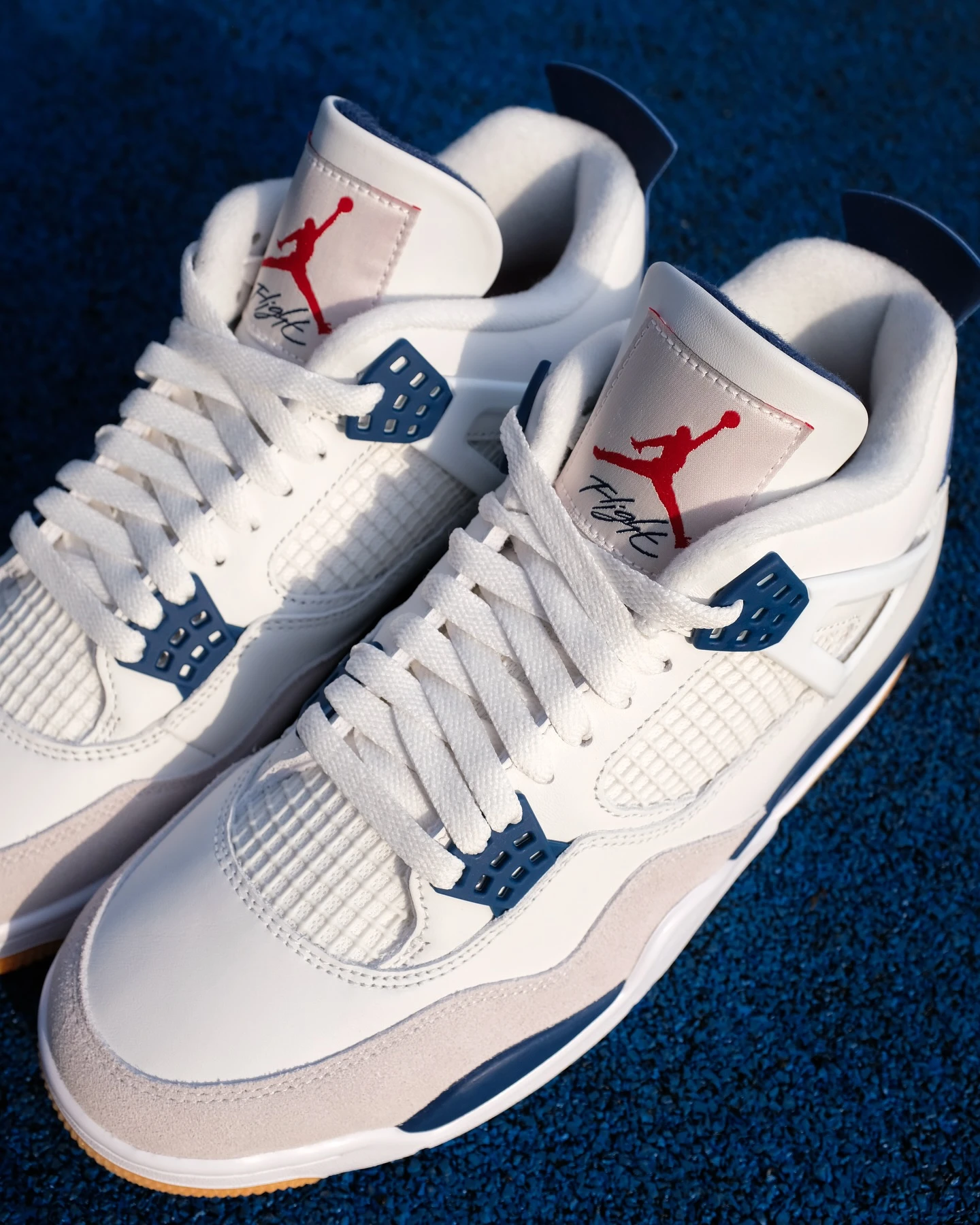 Air Jordan 4 Navy SB tennis detail