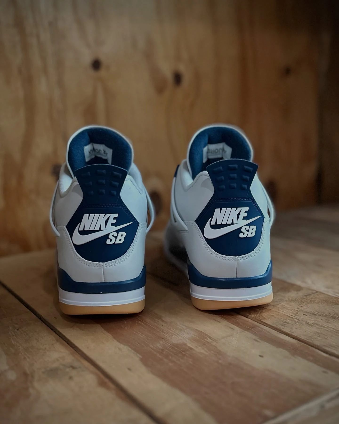 Air Jordan 4 Navy SB wood back