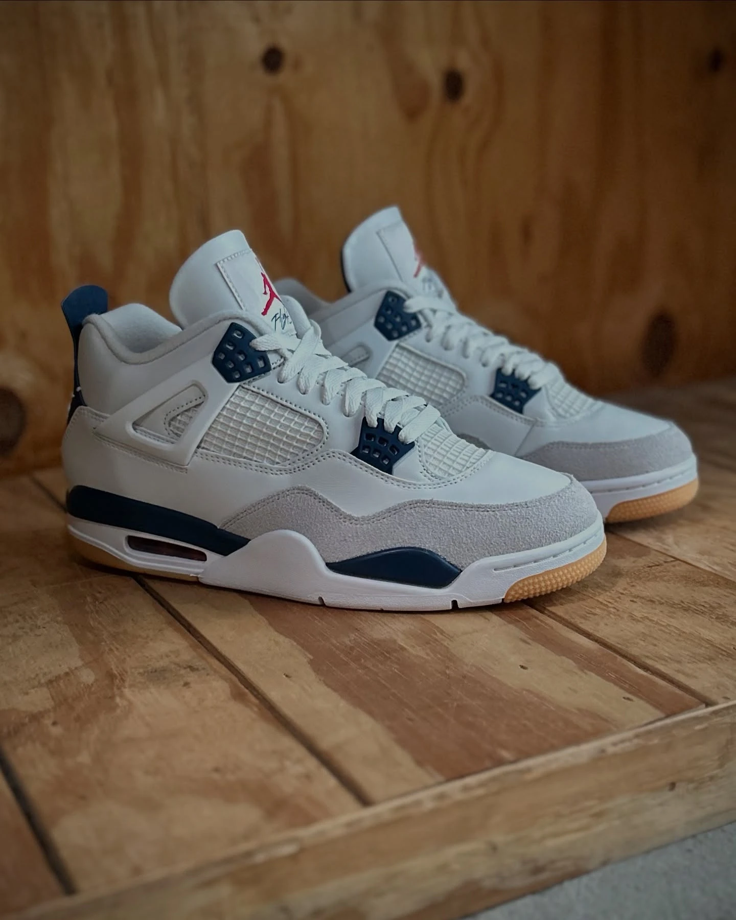 Air Jordan 4 Navy SB wood background