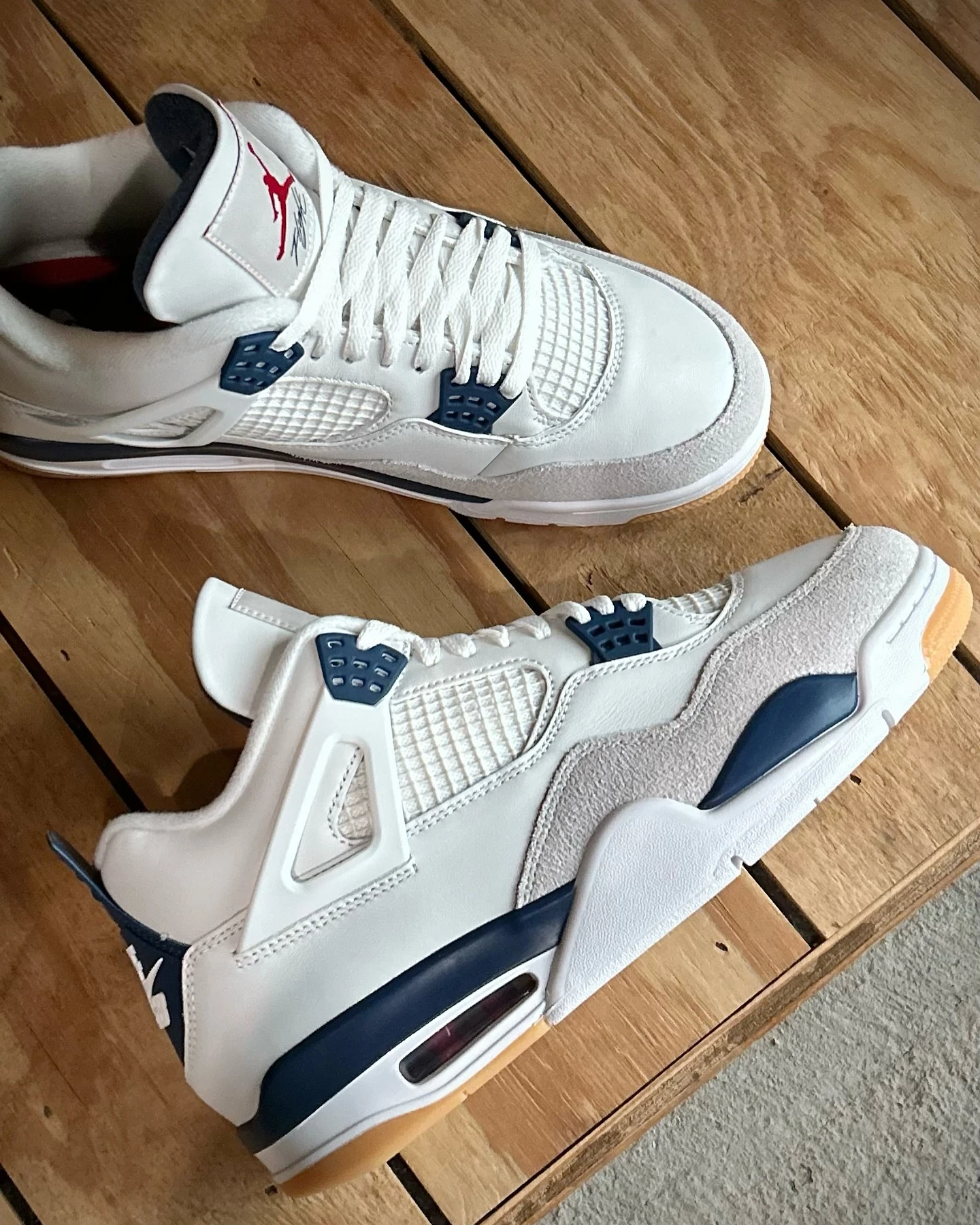 Air Jordan 4 Navy SB wood top view
